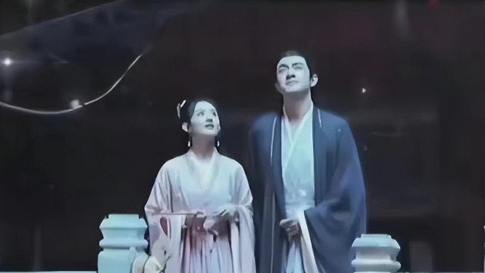 赵丽颖|赵丽颖《与凤行》新路透！提兔子灯梦回楚乔，神君穿麻衣也仙气！