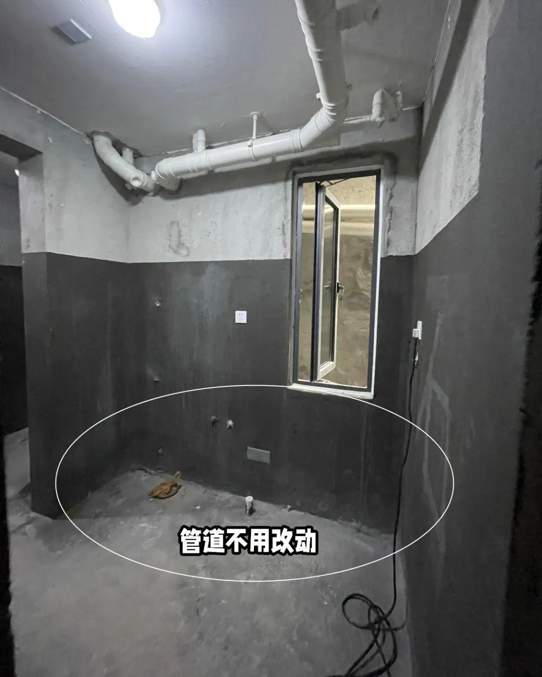 精装房卫生间,面积不大还塞个浴缸,门都不方便开!我该不该拆