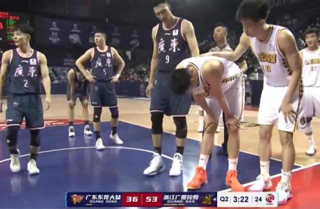 广东男篮|破案了！易建联故意顶翻胡金秋？逐帧再看一遍：真不能怪阿联啊