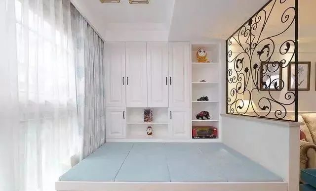 我家95平新房,全屋打满柜子太实用,客厅装个榻榻米邻居都效仿