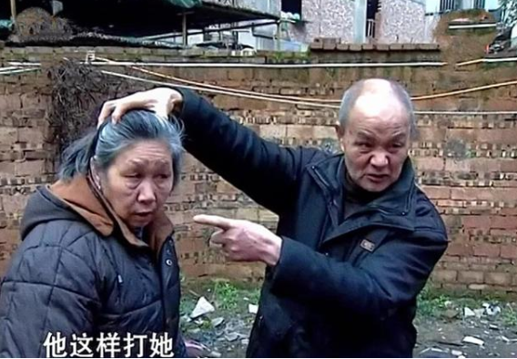 老人拆迁分5套房,儿子三套,两个女儿各一套,儿子不满暴打母亲
