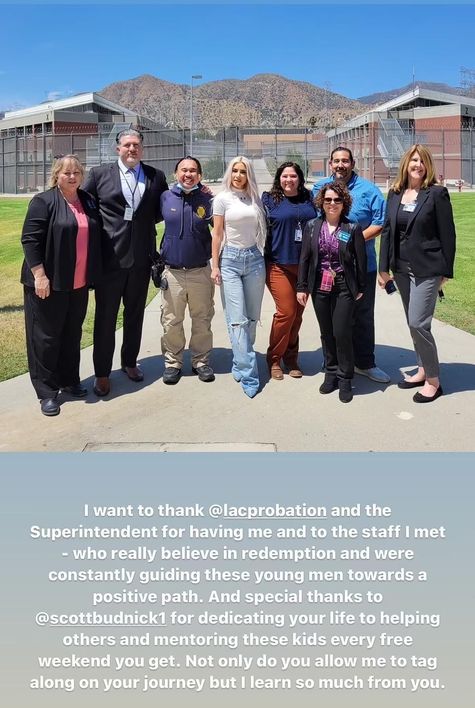 金·卡戴珊|41岁金卡戴珊穿着黑色紧身衣保持休闲，减重10公斤后炫耀她的腹肌