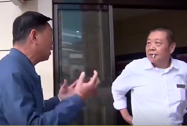 父母百万房产偷偷给了老大老二,临终前求老三原谅,老三:滚蛋