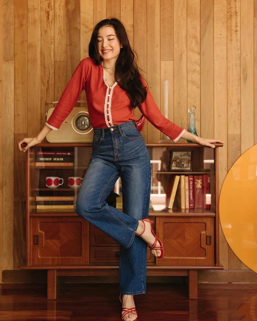 把黑T、白T脱了，2022年夏天流行穿“水果衫”，优雅清爽又减龄