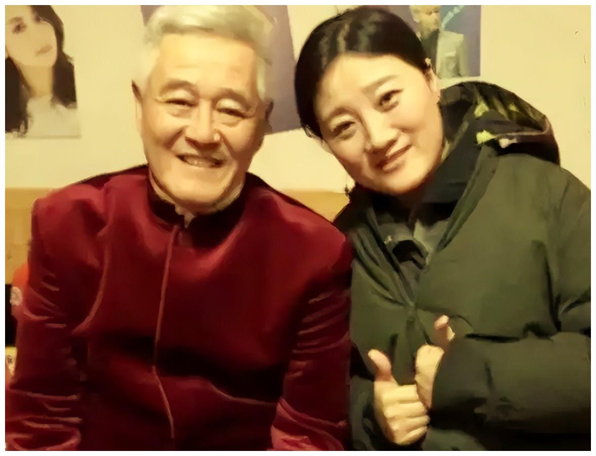 别墅|赵本山徒弟张小伟晒三层别墅！拥有近两百平庭院，犹如市区小花园