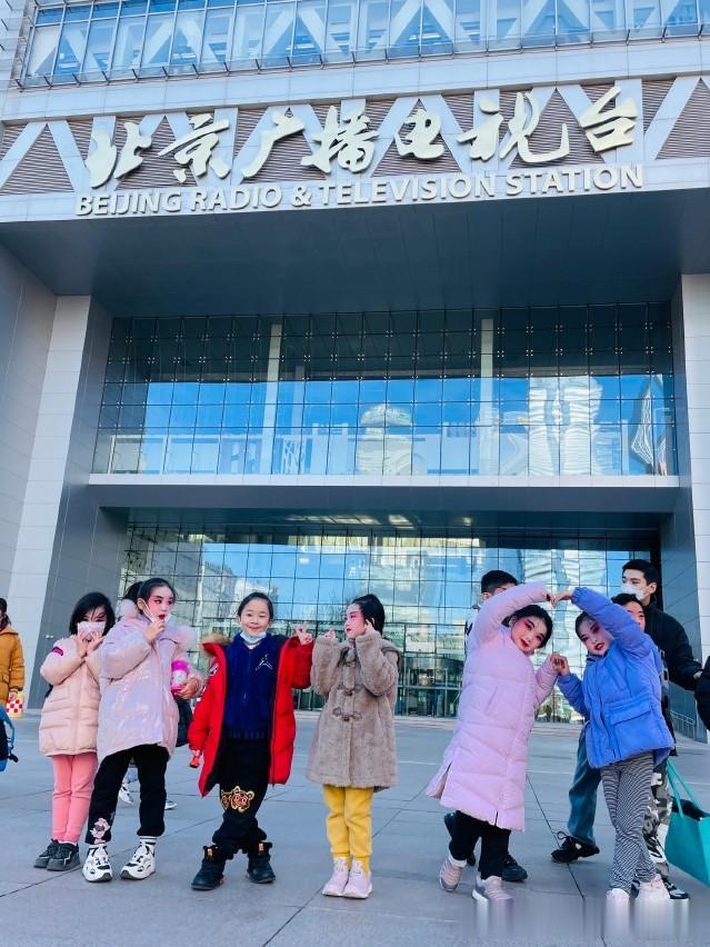 郎鹤炎|德云社郎鹤炎带俩孩子营业，郎子禛真帅气，妹妹更像郎哥多一些