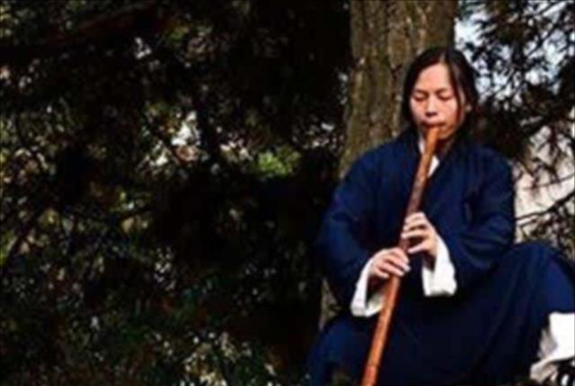 男子隐居深山10年,与女弟子结婚,多人前来拜师,今妻子负责授徒