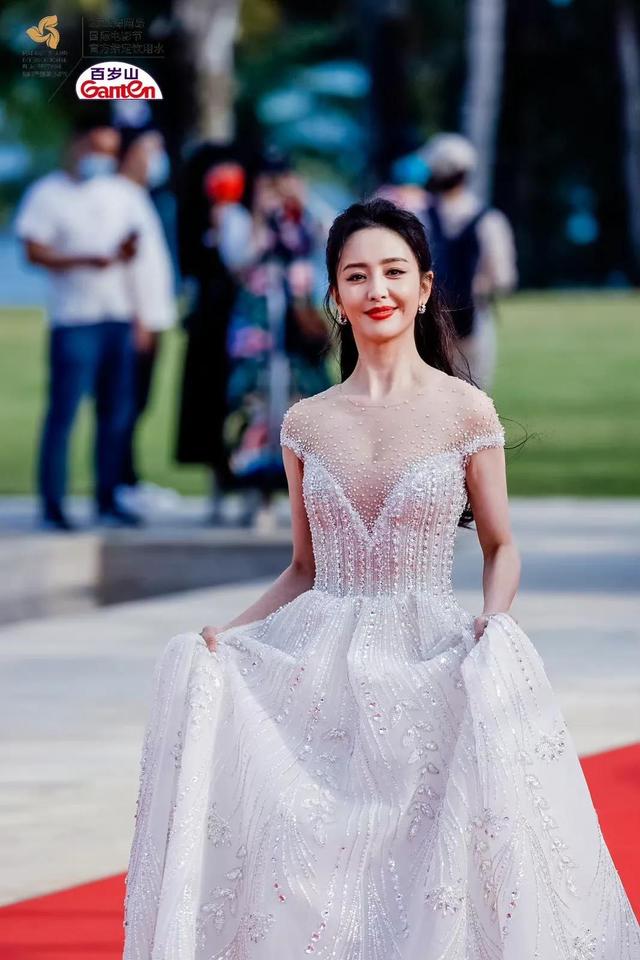 佟丽娅|佟丽娅 一袭白色深V长裙亮相第四海南岛国际电影节