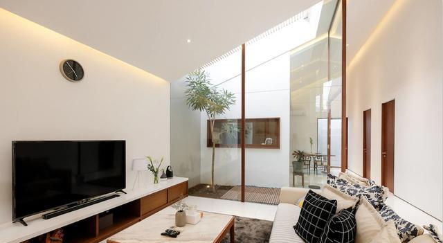 有幸买到独栋,也要将水泥顶砸掉换成木格栅,在室内打造天井花园