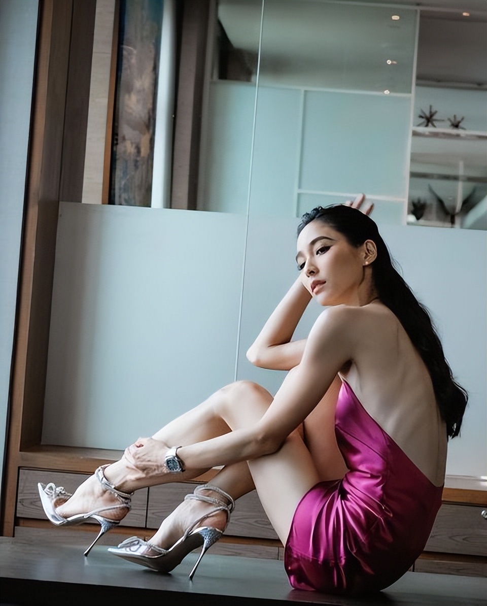 a4腰|为保持A4腰，瘦到能看到自己的肋骨的明星，粉丝说：太瘦了