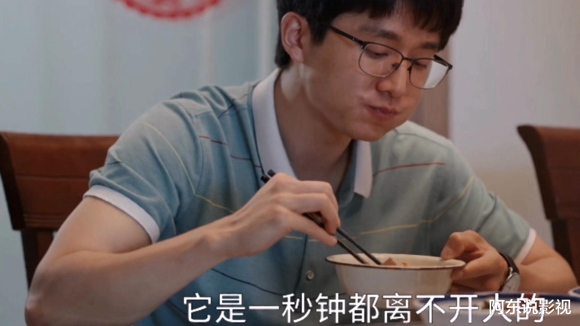 何洁|吃得越香演技越稳！《县委大院》张新成吃饭撕下多少演员的遮羞布