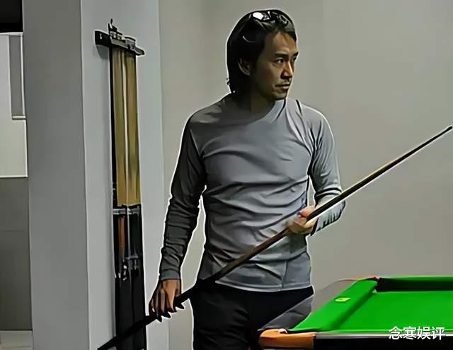 周星驰|60岁周星驰打台球被偶遇,满头白发又老又憔悴,身体状况令人担忧