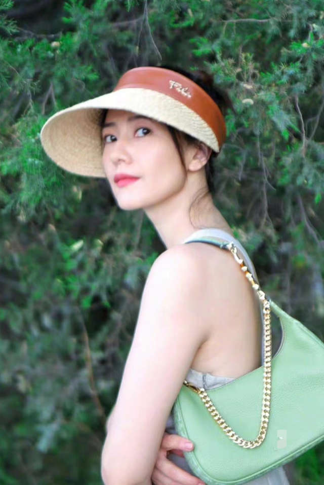 高圆圆|高圆圆路边拍美照！穿紧身裙包裹完美曲线，露出大片后背皮肤白皙