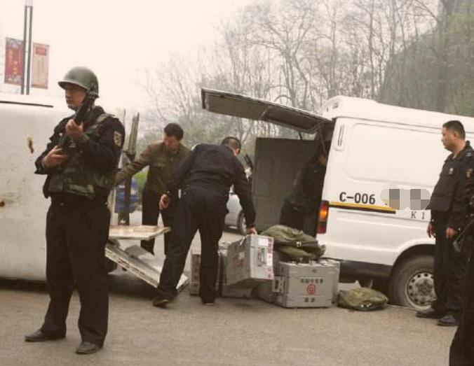 假扮警察拦截运钞车,4千多名员工3亿奖金被劫,罪犯至今未落网
