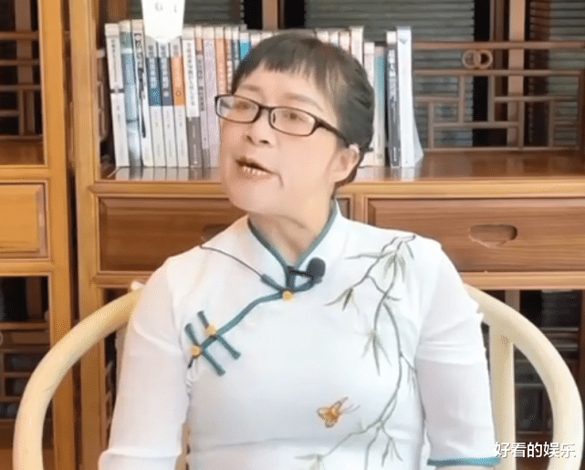 余秀华|46岁余秀华带男友赏花,情不自禁亲吻对方,90后男友承认为利而来