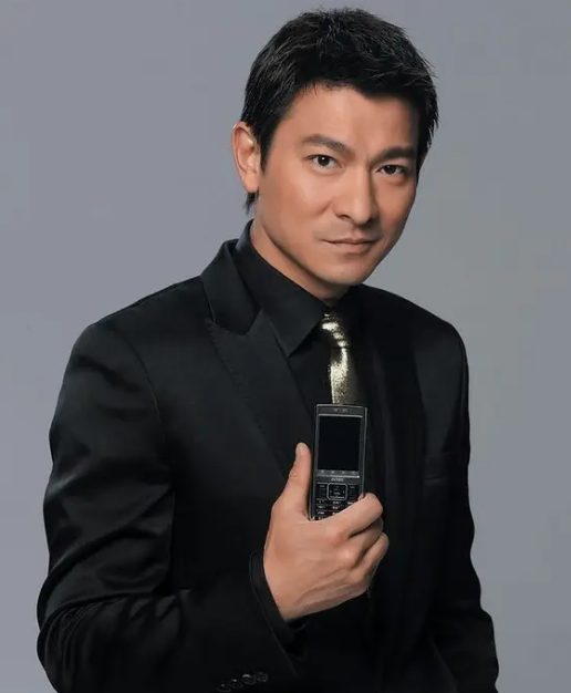 刘德华|她为了追刘德华，父亲把房子和器官卖了