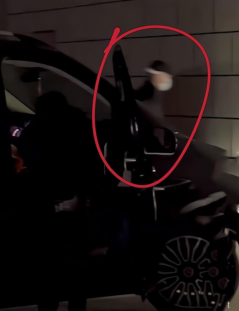 王一博|王一博抵达甘肃疑受伤！收工时头上裹着“白布”，酒店口一路小跑