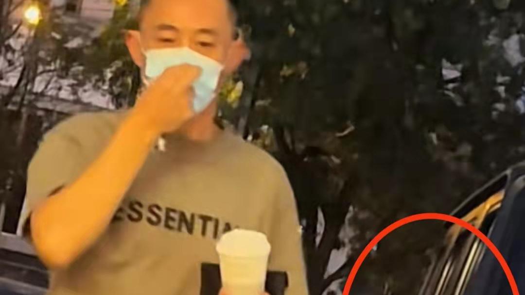 侯勇|55岁老戏骨侯勇被偶遇！开百万豪车手提几瓶白酒，穿百元衣显年轻