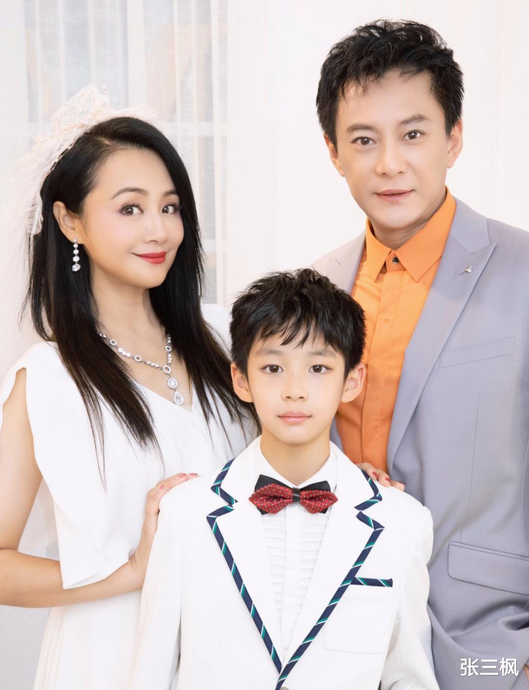 曹颖|曹颖晒全家福庆结婚纪念日,11岁儿子个子超醒目,三双长腿太吸睛