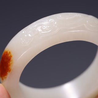 |旧藏 和田玉带皮雕龙纹手镯一只
