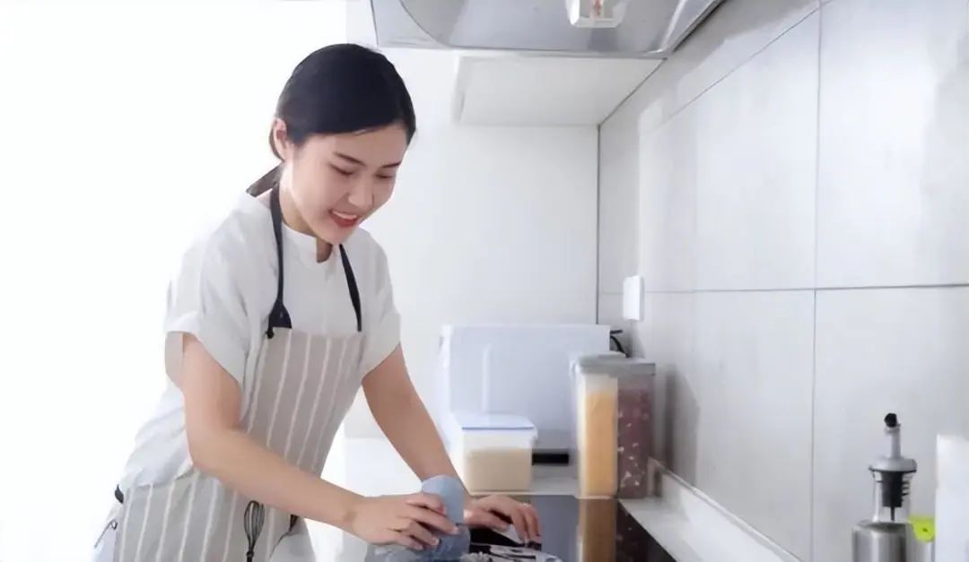 40岁保姆伺候80岁大爷,大爷说:不要工资我也不要了,气人