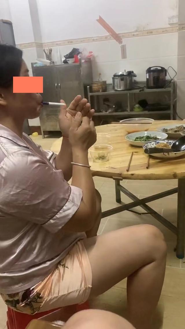 男子外出打工回来，看到二婚妻子独自在家，抽烟喝酒