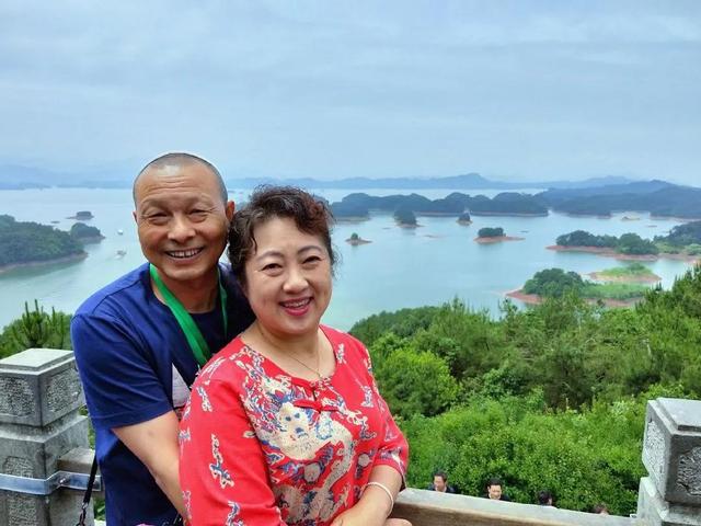 回顾: 48岁小区保安阿强娶60岁女人后,激动地向大家宣布:我终于上岸了