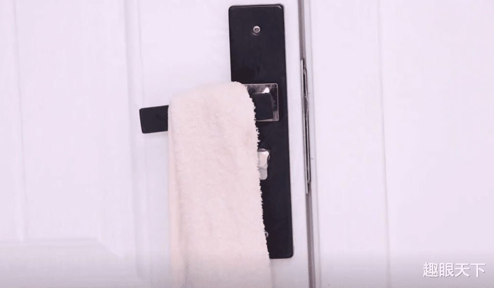 晚上睡觉前,记得在门把手挂一条毛巾,到底有啥好处?早学早受益