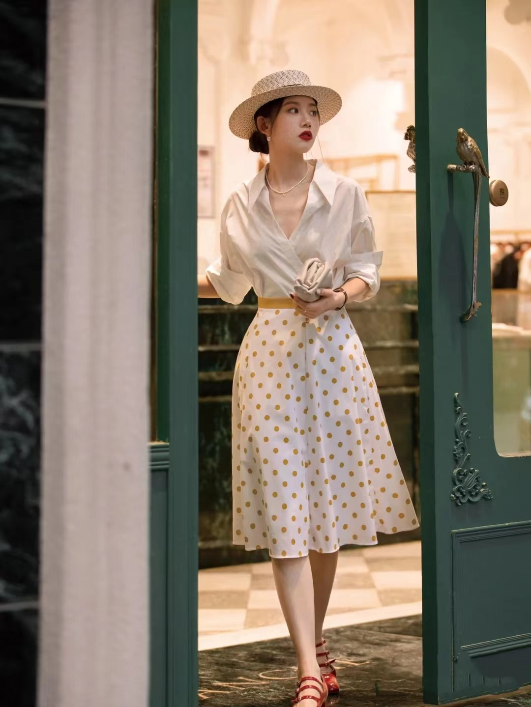 夏季“衬衫+半裙”搭配太美了，掌握这5套搭配，逛街、通勤没烦恼