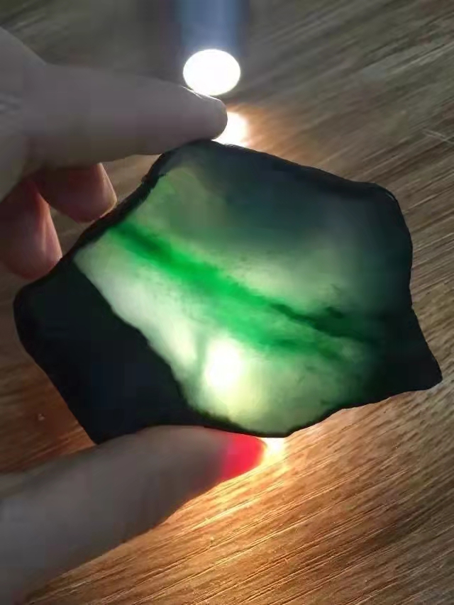 翡翠|老玩家都不敢玩的黑色乌沙原石，他却花高价一玩，切开后居然会这样！