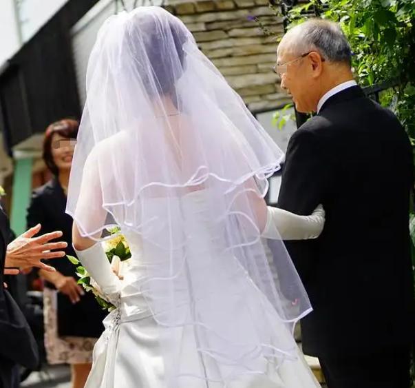 案例:东莞一男子为女友庆祝生日,吹熄蜡烛后,将女友砌入水泥墩