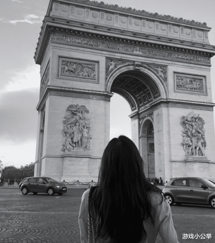 李嫣|李嫣打卡巴黎凯旋门,留学两年穿搭气质像模特,成王菲最美女儿