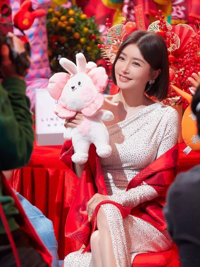 秦岚|秦岚献唱春晚,身着斜肩开衩裙,尽显精致好身材,温婉大气