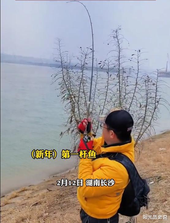 鳡鱼|湖南一男子江中钓上大鳡鱼，发网上后遭网友质疑：江里能钓鱼？