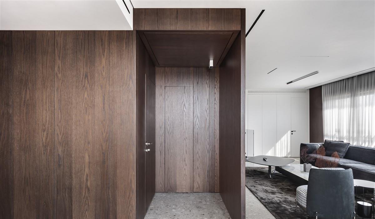 178㎡复式上下2层，装修大气雅致看不出一丝的俗气，大阳台好舒服