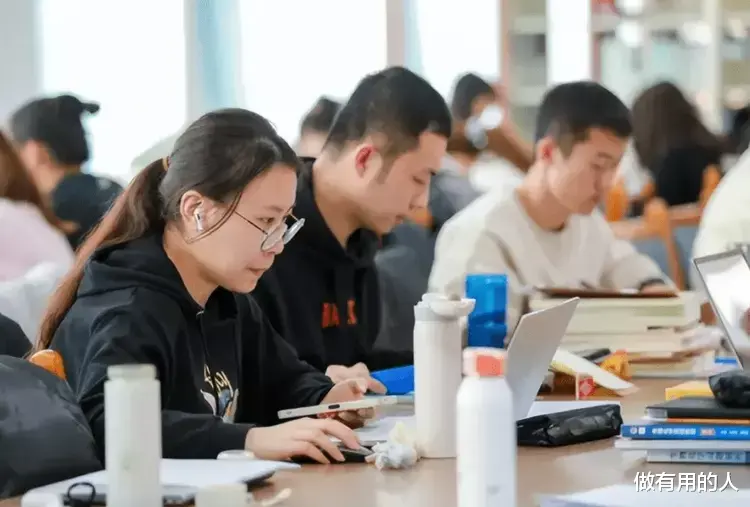 职业教育|三本生扎堆考公被嘲，不能让学渣当公务员，网友：我985白读了