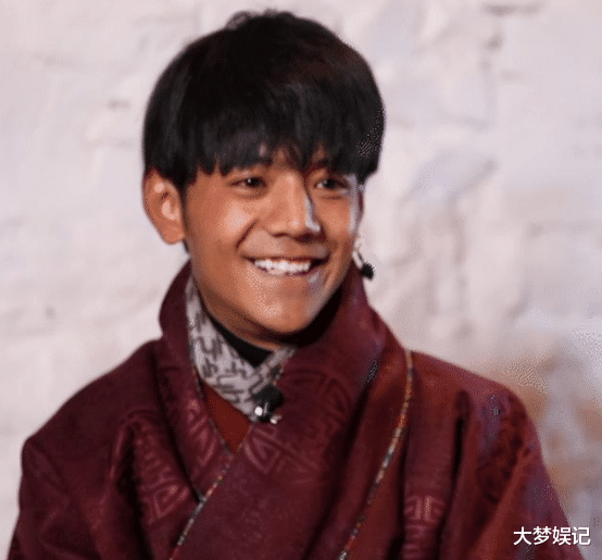 藏族男孩丁真直播被批颜值走下坡，网友揪出关键：没以前纯净