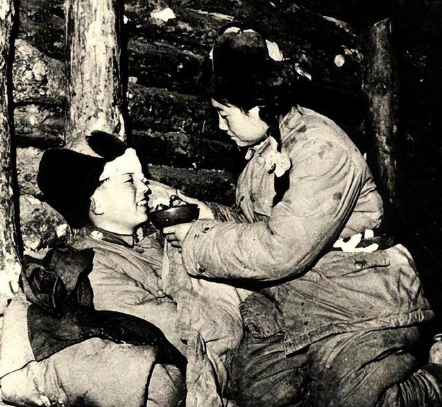 1995年老太太没钱治病,儿子拿立功证章找政府,军区领导亲自探望