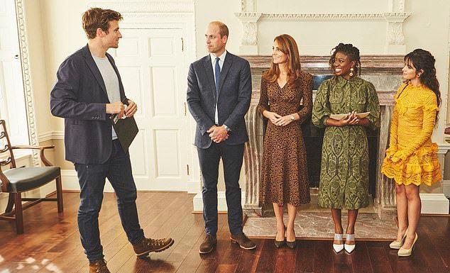 欧豪|25岁卡妹BBC直播中跳舞，衬衫滑落令主持人脸红，是否故意被热议