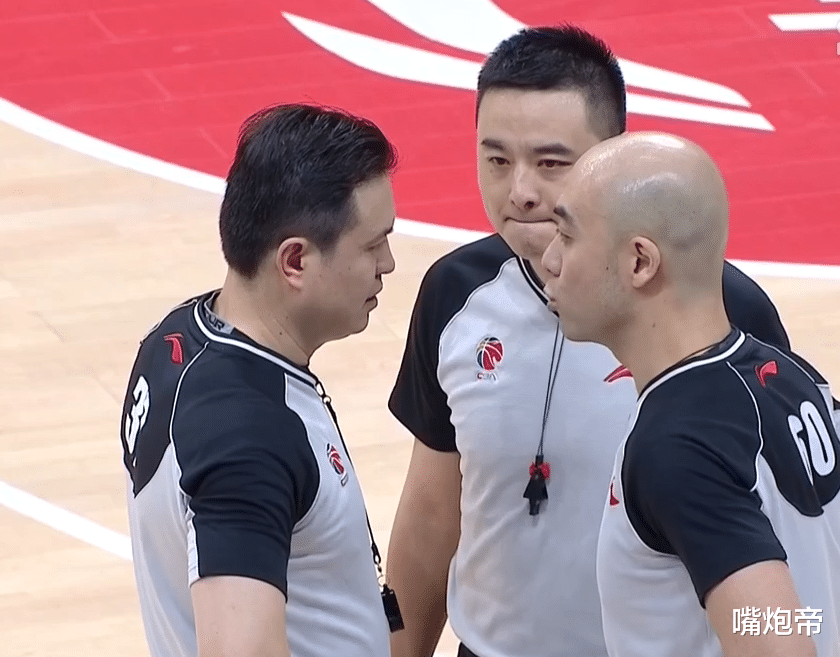 广东男篮|垫脚惯犯逃过一劫！广东最脏一球被争议盖过，咬牙拽郭艾伦比胡威还狠