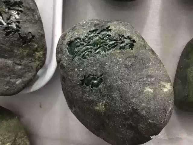 翡翠手镯|【老帅翡翠】：翡翠赌石开窗的雷区——“流氓窗”！你了解多少？ 翡翠原石交易即赌石可分为：全赌、半赌和明料三类。