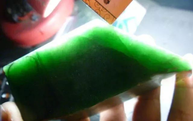 翡翠|1万入手的翡翠原石，没想到成品出来后，不涨个几十倍的价还不卖了！