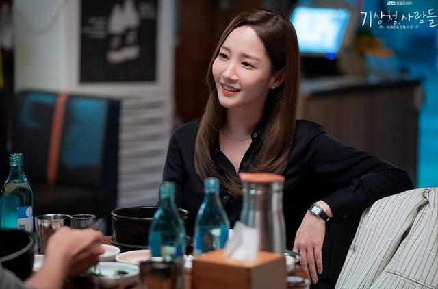 整容|男神收割机，大方承认整容，出道16年容貌体态好，36岁女神范十足