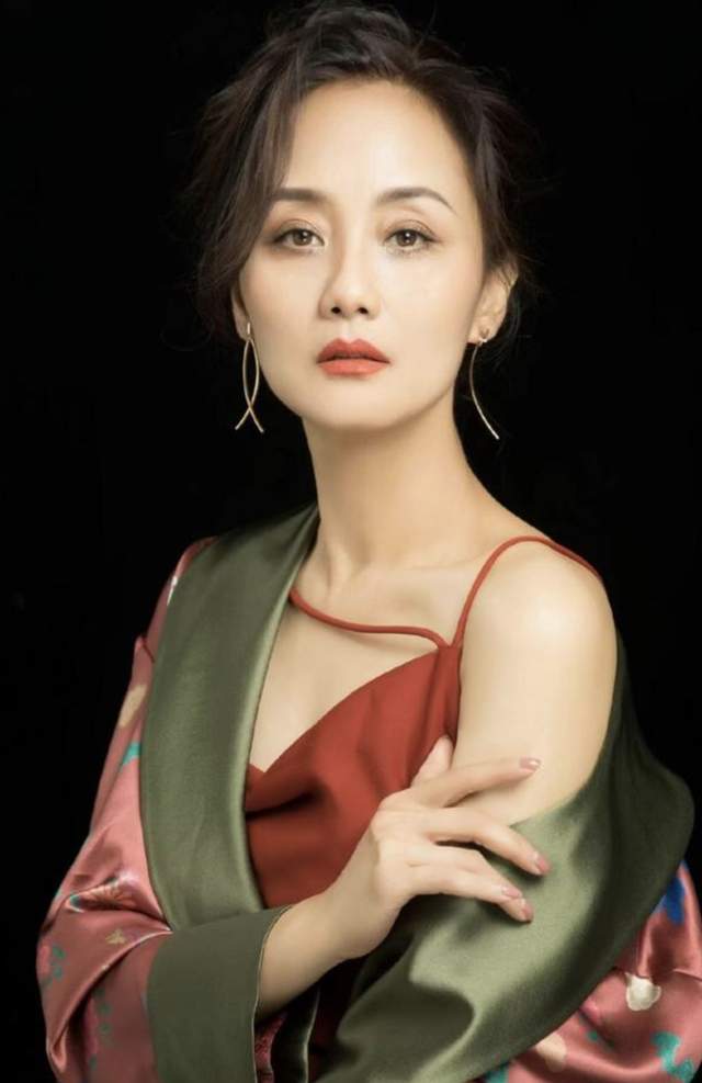 李颖|56岁知名女星独自坐高铁回家过年,肤白貌美无皱纹,万元包装杂物