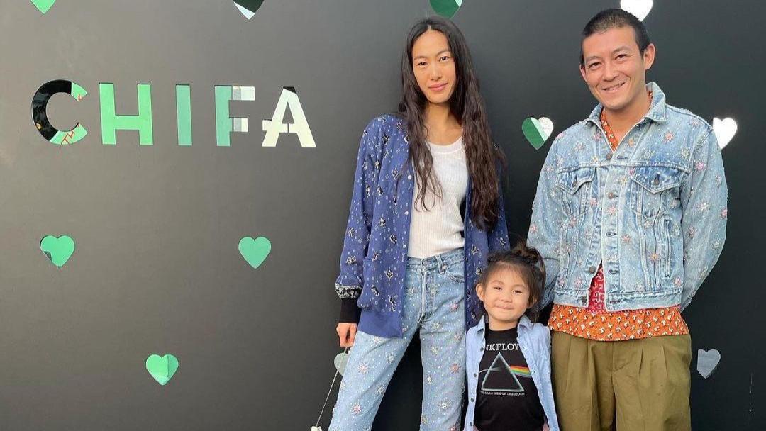 陈冠希|陈冠希一家三口亮相，超模老婆秦舒培气场强大，4岁女儿穿搭时尚