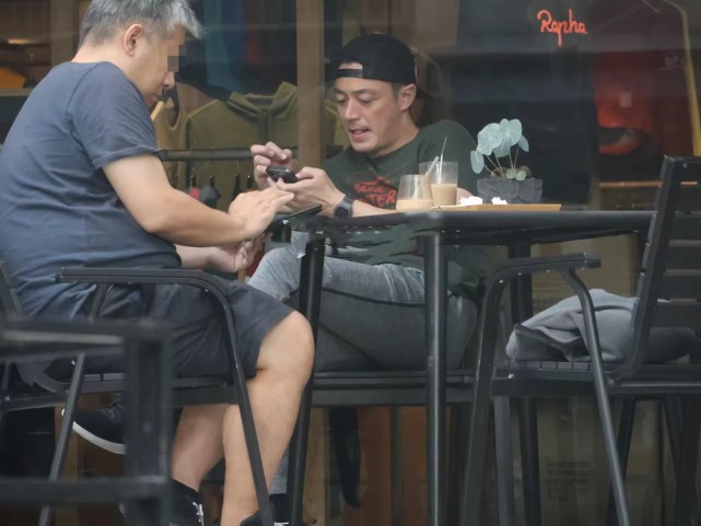 霍建华|霍建华久违现身街头，当众叉腰扭胯挖鼻孔，不修边幅星味全无