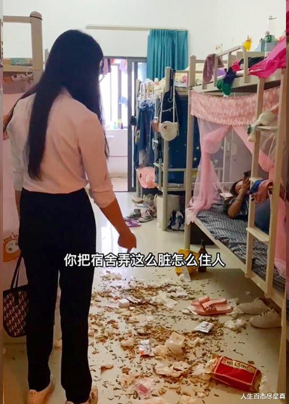 女子不讲卫生让室友头疼不已,5双袜子都包了浆,床底下塞满纸巾