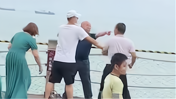 女子与情人在湖边游玩，丈夫带着儿子追来，看到男子后又转身离开。
