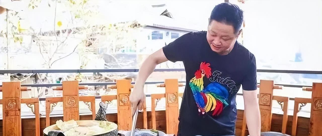 李冰冰|“三德子”赵亮：娶小16岁的模特冠军，当红时退圈去养鸡，14年后怎么样了