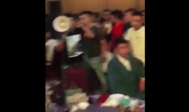 25岁男子带人闯婚宴,曝光新郎新娘的“不伦关系”,网友:真刺激